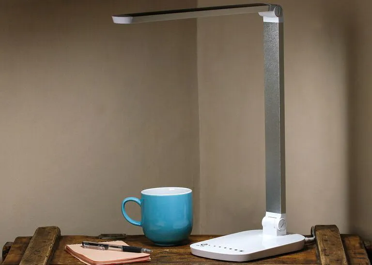 Daylight touch desk lamp