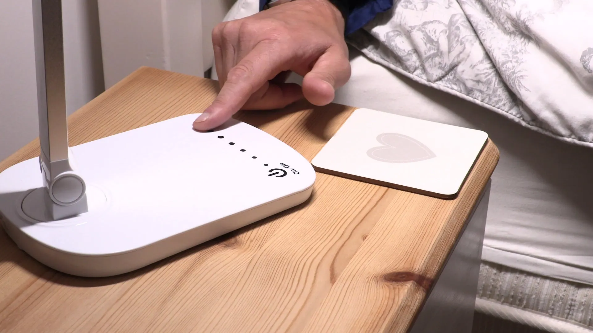 Daylight touch desk lamp